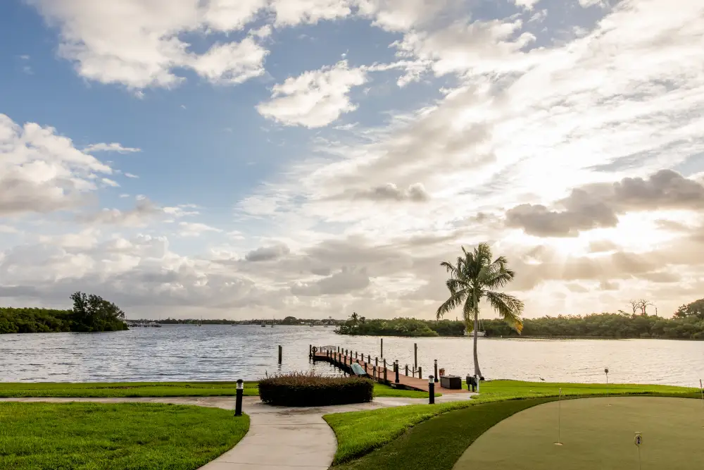 Sandhill Cove putting green near the lake